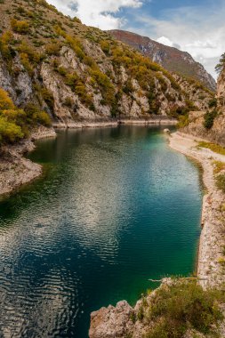 Bin yıl boyunca Sagittario Nehri tarafından WWF, Gole del Sagittario Bölgesel Doğa Rezervi tarafından yönetilen koruma altındaki bir bölgede oyulmuş muhteşem bir kanyondur..