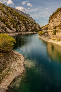 Bin yıl boyunca Sagittario Nehri tarafından WWF, Gole del Sagittario Bölgesel Doğa Rezervi tarafından yönetilen koruma altındaki bir bölgede oyulmuş muhteşem bir kanyondur..