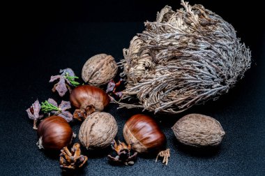 Güzelliklerini ve detaylarını arttıran ceviz ve kestane gibi tipik sonbahar meyvelerinin bileşimi.