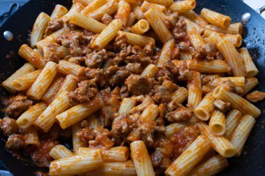 Soslu, sosisli ve mantarlı makarna çok lezzetli ve lezzetli bir ilk yemektir. Çok az malzeme gerekse bile, çok lezzetli ve lezzetlidir.