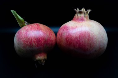 Nar, çok sayıda sulu tohumu (arils) kaplayan kalın bir deriye sahip küresel, koyu kırmızı bir böğürtlen olan nar ağacının (Punica granatum) meyvesidir.).