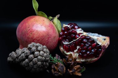 Nar, çok sayıda sulu tohumu (arils) kaplayan kalın bir deriye sahip küresel, koyu kırmızı bir böğürtlen olan nar ağacının (Punica granatum) meyvesidir.).