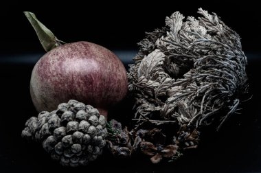 Nar, çok sayıda sulu tohumu (arils) kaplayan kalın bir deriye sahip küresel, koyu kırmızı bir böğürtlen olan nar ağacının (Punica granatum) meyvesidir.).