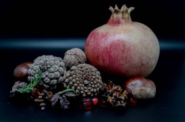 Nar, çok sayıda sulu tohumu (arils) kaplayan kalın bir deriye sahip küresel, koyu kırmızı bir böğürtlen olan nar ağacının (Punica granatum) meyvesidir.).