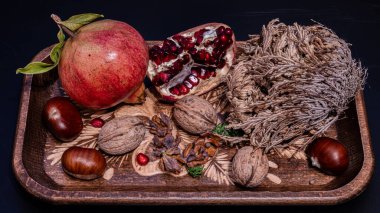 Nar, çok sayıda sulu tohumu (arils) kaplayan kalın bir deriye sahip küresel, koyu kırmızı bir böğürtlen olan nar ağacının (Punica granatum) meyvesidir.).