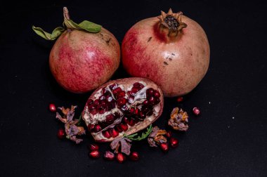 Nar, çok sayıda sulu tohumu (arils) kaplayan kalın bir deriye sahip küresel, koyu kırmızı bir böğürtlen olan nar ağacının (Punica granatum) meyvesidir.).