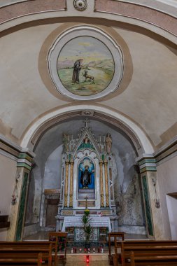 Villalago, San Domenico 'nun Hermitage' ı. 11. yüzyılda San Domenico gölünün yanında inşa edilmiş, kutsal kabul edilen doğal bir mağarada adak kilisesi olarak..