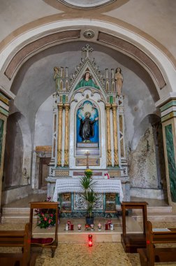 Villalago, San Domenico 'nun Hermitage' ı. 11. yüzyılda San Domenico gölünün yanında inşa edilmiş, kutsal kabul edilen doğal bir mağarada adak kilisesi olarak..