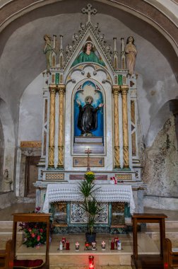 Villalago, San Domenico 'nun Hermitage' ı. 11. yüzyılda San Domenico gölünün yanında inşa edilmiş, kutsal kabul edilen doğal bir mağarada adak kilisesi olarak..