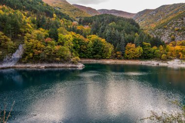 San Domenico Gölü, Abruzzo 'da Villalago belediyesinin (L' Aquila) bir yapay gölüdür. Zümrüt sularıyla tanınan nehir, Sagittario Boğazı 'nın içinde yer alır..