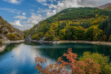 San Domenico Gölü, Abruzzo 'da Villalago belediyesinin (L' Aquila) bir yapay gölüdür. Zümrüt sularıyla tanınan nehir, Sagittario Boğazı 'nın içinde yer alır..