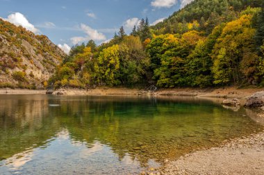 San Domenico Gölü, Abruzzo 'da Villalago belediyesinin (L' Aquila) bir yapay gölüdür. Zümrüt sularıyla tanınan nehir, Sagittario Boğazı 'nın içinde yer alır..