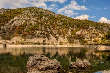 San Domenico Gölü, Abruzzo 'da Villalago belediyesinin (L' Aquila) bir yapay gölüdür. Zümrüt sularıyla tanınan nehir, Sagittario Boğazı 'nın içinde yer alır..