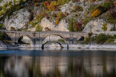 San Domenico Gölü, Abruzzo 'da Villalago belediyesinin (L' Aquila) bir yapay gölüdür. Zümrüt sularıyla tanınan nehir, Sagittario Boğazı 'nın içinde yer alır..