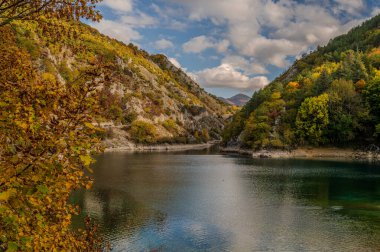 San Domenico Gölü, Abruzzo 'da Villalago belediyesinin (L' Aquila) bir yapay gölüdür. Zümrüt sularıyla tanınan nehir, Sagittario Boğazı 'nın içinde yer alır..