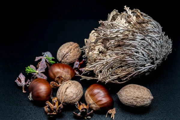Güzelliklerini ve detaylarını arttıran ceviz ve kestane gibi tipik sonbahar meyvelerinin bileşimi.