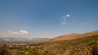 Amaseno, Amaseno Vadisi 'nde, Ausoni (doğu-güney-batı) ile Lepini dağları arasında yer alır.).