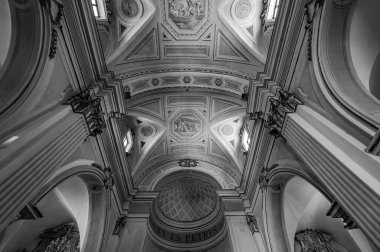 Havari Aziz Peter Kilisesi, tarihi merkezin en yüksek kesiminde, kalenin yakınında yer almaktadır. Elimizdeki ilk tarihi referans 14. yüzyılın ikinci on yılına dayanıyor..