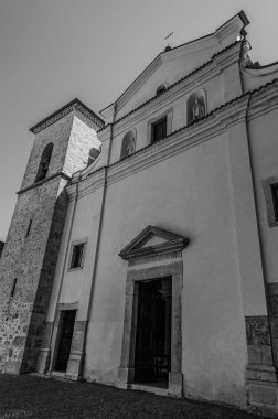 Havari Aziz Peter Kilisesi, tarihi merkezin en yüksek kesiminde, kalenin yakınında yer almaktadır. Elimizdeki ilk tarihi referans 14. yüzyılın ikinci on yılına dayanıyor..