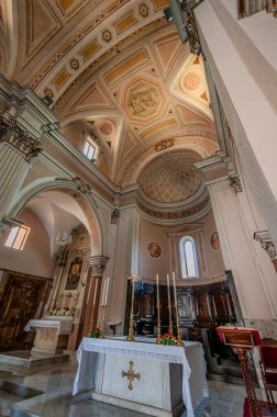 Havari Aziz Peter Kilisesi, tarihi merkezin en yüksek kesiminde, kalenin yakınında yer almaktadır. Elimizdeki ilk tarihi referans 14. yüzyılın ikinci on yılına dayanıyor..