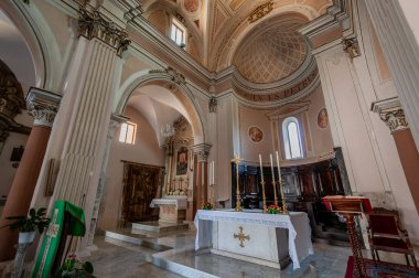 Havari Aziz Peter Kilisesi, tarihi merkezin en yüksek kesiminde, kalenin yakınında yer almaktadır. Elimizdeki ilk tarihi referans 14. yüzyılın ikinci on yılına dayanıyor..