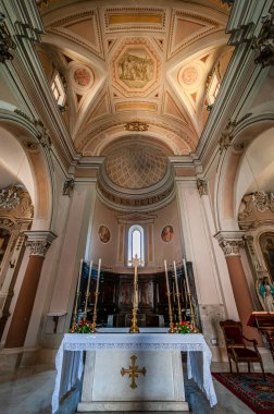 Havari Aziz Peter Kilisesi, tarihi merkezin en yüksek kesiminde, kalenin yakınında yer almaktadır. Elimizdeki ilk tarihi referans 14. yüzyılın ikinci on yılına dayanıyor..