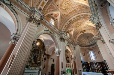 Havari Aziz Peter Kilisesi, tarihi merkezin en yüksek kesiminde, kalenin yakınında yer almaktadır. Elimizdeki ilk tarihi referans 14. yüzyılın ikinci on yılına dayanıyor..