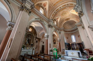 Havari Aziz Peter Kilisesi, tarihi merkezin en yüksek kesiminde, kalenin yakınında yer almaktadır. Elimizdeki ilk tarihi referans 14. yüzyılın ikinci on yılına dayanıyor..