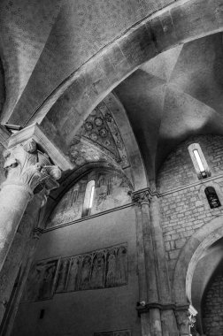 Santa Maria Assunta Koleji (İngilizce: Collegiate Church of Santa Maria Assunta), M.S. 258 yılında şehit olan Saint Lawrence 'ın kalıntılarını barındıran bir kilisedir. Azizin kanının sıvılaşması mucizesi ile ünlüdür..