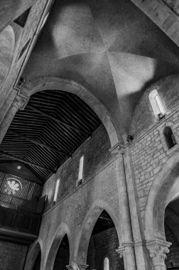 Santa Maria Assunta Koleji (İngilizce: Collegiate Church of Santa Maria Assunta), M.S. 258 yılında şehit olan Saint Lawrence 'ın kalıntılarını barındıran bir kilisedir. Azizin kanının sıvılaşması mucizesi ile ünlüdür..