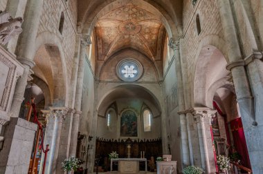 Santa Maria Assunta Koleji (İngilizce: Collegiate Church of Santa Maria Assunta), M.S. 258 yılında şehit olan Saint Lawrence 'ın kalıntılarını barındıran bir kilisedir. Azizin kanının sıvılaşması mucizesi ile ünlüdür..