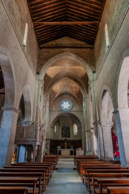 Santa Maria Assunta Koleji (İngilizce: Collegiate Church of Santa Maria Assunta), M.S. 258 yılında şehit olan Saint Lawrence 'ın kalıntılarını barındıran bir kilisedir. Azizin kanının sıvılaşması mucizesi ile ünlüdür..