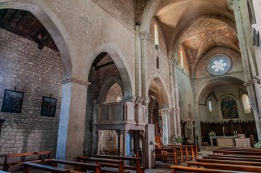 Santa Maria Assunta Koleji (İngilizce: Collegiate Church of Santa Maria Assunta), M.S. 258 yılında şehit olan Saint Lawrence 'ın kalıntılarını barındıran bir kilisedir. Azizin kanının sıvılaşması mucizesi ile ünlüdür..