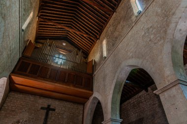 Santa Maria Assunta Koleji (İngilizce: Collegiate Church of Santa Maria Assunta), M.S. 258 yılında şehit olan Saint Lawrence 'ın kalıntılarını barındıran bir kilisedir. Azizin kanının sıvılaşması mucizesi ile ünlüdür..