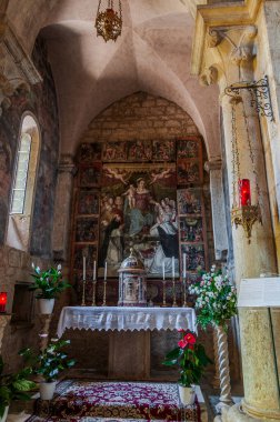 Santa Maria Assunta Koleji (İngilizce: Collegiate Church of Santa Maria Assunta), M.S. 258 yılında şehit olan Saint Lawrence 'ın kalıntılarını barındıran bir kilisedir. Azizin kanının sıvılaşması mucizesi ile ünlüdür..