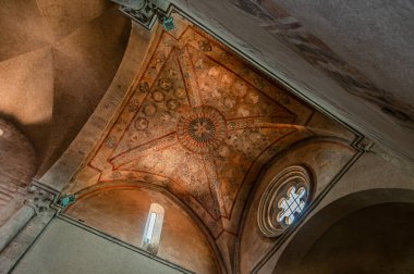 Santa Maria Assunta Koleji (İngilizce: Collegiate Church of Santa Maria Assunta), M.S. 258 yılında şehit olan Saint Lawrence 'ın kalıntılarını barındıran bir kilisedir. Azizin kanının sıvılaşması mucizesi ile ünlüdür..