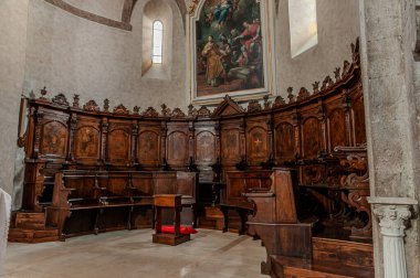 Santa Maria Assunta Koleji (İngilizce: Collegiate Church of Santa Maria Assunta), M.S. 258 yılında şehit olan Saint Lawrence 'ın kalıntılarını barındıran bir kilisedir. Azizin kanının sıvılaşması mucizesi ile ünlüdür..