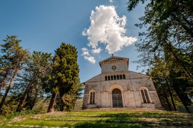 Palazzo dei Capitani del Popolo, Ascoli Piceno 'nun en bilinen tarihi binalarından biridir. Ortaçağ 'dan kalma kulesiyle tarihi Caffe Meletti' nin yanında yükselir..