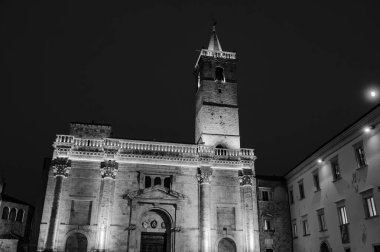 Şehrin koruyucu azize adanmış katedrali, bir Roma kamu binasının, belki de Forum Bazilikası 'nın üzerinde duruyor ve birden fazla inşaat olayının bir sonucu..