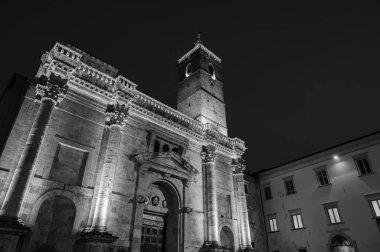 Şehrin koruyucu azize adanmış katedrali, bir Roma kamu binasının, belki de Forum Bazilikası 'nın üzerinde duruyor ve birden fazla inşaat olayının bir sonucu..