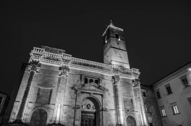 Şehrin koruyucu azize adanmış katedrali, bir Roma kamu binasının, belki de Forum Bazilikası 'nın üzerinde duruyor ve birden fazla inşaat olayının bir sonucu..