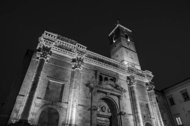 Şehrin koruyucu azize adanmış katedrali, bir Roma kamu binasının, belki de Forum Bazilikası 'nın üzerinde duruyor ve birden fazla inşaat olayının bir sonucu..