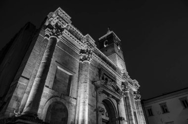 Şehrin koruyucu azize adanmış katedrali, bir Roma kamu binasının, belki de Forum Bazilikası 'nın üzerinde duruyor ve birden fazla inşaat olayının bir sonucu..