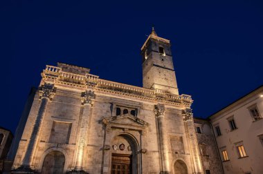 Şehrin koruyucu azize adanmış katedrali, bir Roma kamu binasının, belki de Forum Bazilikası 'nın üzerinde duruyor ve birden fazla inşaat olayının bir sonucu..
