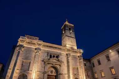 Şehrin koruyucu azize adanmış katedrali, bir Roma kamu binasının, belki de Forum Bazilikası 'nın üzerinde duruyor ve birden fazla inşaat olayının bir sonucu..