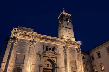 Şehrin koruyucu azize adanmış katedrali, bir Roma kamu binasının, belki de Forum Bazilikası 'nın üzerinde duruyor ve birden fazla inşaat olayının bir sonucu..