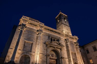 Şehrin koruyucu azize adanmış katedrali, bir Roma kamu binasının, belki de Forum Bazilikası 'nın üzerinde duruyor ve birden fazla inşaat olayının bir sonucu..