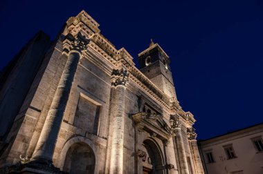 Şehrin koruyucu azize adanmış katedrali, bir Roma kamu binasının, belki de Forum Bazilikası 'nın üzerinde duruyor ve birden fazla inşaat olayının bir sonucu..