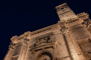 Şehrin koruyucu azize adanmış katedrali, bir Roma kamu binasının, belki de Forum Bazilikası 'nın üzerinde duruyor ve birden fazla inşaat olayının bir sonucu..