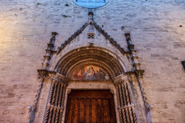 Ascoli Piceno 'daki San Francesco kilisesi Fransisken mimarisinin en iyi İtalyan eserlerinden biri ve Marche bölgesindeki en temsilci Fransisken dini binası olarak kabul edilir..